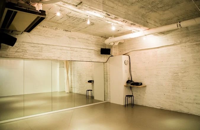 カーネリアンダンススクールの明るいスタジオ内観